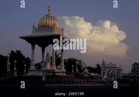 Die Statue von Maharaja Chamarajendar Wodeyar vor dem Mysore Palast oder Amba Vilas Palast in der Stadt Mysore in der Provinz Karnataka in Indi Stockfoto