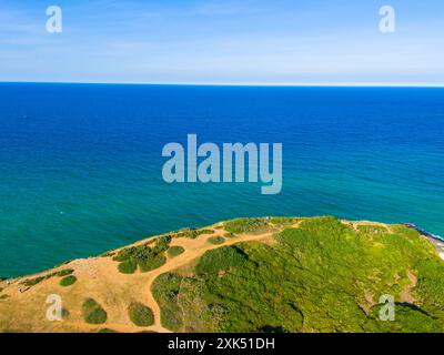 Luftaufnahme des Bai Xep Strandes in der Provinz Phu Yen, Vietnam. Tropische Küste von der Klippe oben. Vietnam Reiseziel, goldener Sandstrand weht Meer r Stockfoto