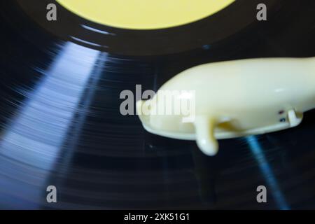 Drehung der alten Vinylscheibe im Player mit Kunststoffadapter 1960s Stockfoto