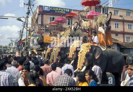 Bauern mit ihren Elefanten beim traditionellen Pooram- oder Elefantenfest und Tempelfest in der Stadt Thrissur oder Trichur in der Provinz Ker Stockfoto