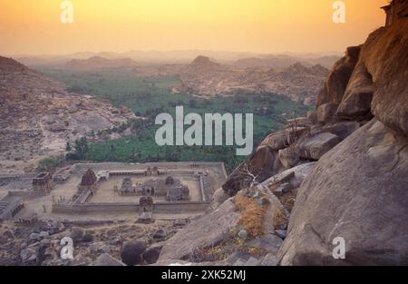 Der Achyuta Raya Tempel ruiniert vom Matanga Hügel bei Sonnenaufgang in der Stadt Hampi in der Provinz Karnataka in Indien. Indien, Karnataka, 1. März Stockfoto