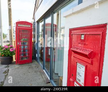 Postfach und altes (K6) rotes Telefonfach (Klasse 2 aufgeführt) vor dem ehemaligen Postamt im Zentrum von Great Eccleston Stockfoto