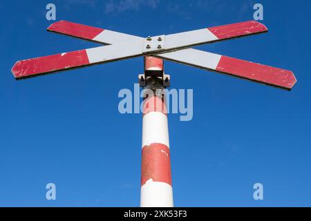 Niederländische Verkehrszeichen: Bahnübergang an eingleisiger Strecke Stockfoto