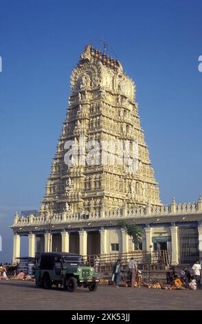 Der Chamundeshwari-Tempel in der Stadt Mysore in der Provinz Karnataka in Indien. Indien, Mysore, März 1998 Stockfoto