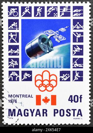 Von Ungarn gedruckte Briefmarke mit dem Titel „Intelstar IV“ Telecommunications Satellite und der Förderung der Olympischen Sommerspiele in Montreal. Stockfoto