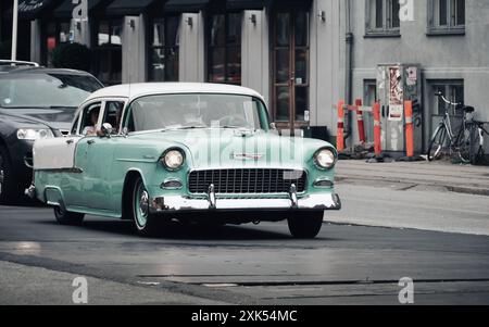 Türkisfarbenes 1955 Chevrolet Bel Air auf der Straße. Vorderansicht einer amerikanischen Limousine aus den 1950er Jahren in einer Stadt. Stockfoto