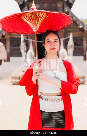 Nordthailändische Chiangmai lanna Leute in traditioneller Kleidung schöne Frauen alte Vintage Kleidung mit Papierschirm im wat Ton kwen. Stockfoto