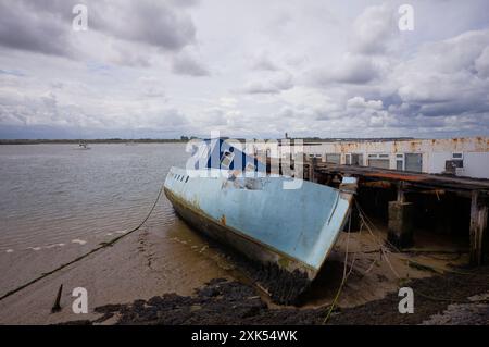 Boote liegen in Burnham auf Crouch in Essex Stockfoto