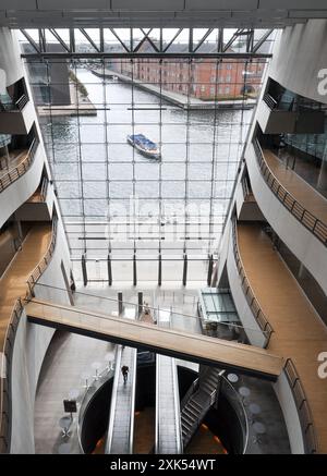 Inneres Atrium des Schwarzen Diamanten - Königliche Nationalbibliothek in Kopenhagen. Riesige Glaswand mit Panoramablick auf den Hafen. Stockfoto