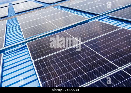 Nahaufnahme Sonnenkollektor. Solarzelle. Solar Photovoltaik-Panel-System. Energieeinsparung mit sauberer Energie in der Business Engineering Industrie. Stockfoto