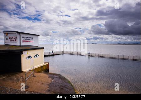 Meerwasser-Planschbecken auf Canvey Island in Essex mit schlechtem Wetter Stockfoto