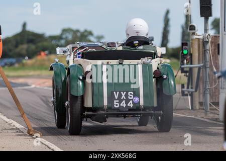 V.S.C.C. Blyton Speed Trials, Blyton Park, Blyton, Lincolnshire, England, UK. Juli 2024. Die Mitglieder des Vintage Sports Car Club (V.S.C.C.) nehmen an der fünften Runde der SpeedTrials-Meisterschaft auf dem Blyton Circuit Teil. Diese eintägige Veranstaltung mit Autos in Aktion, die bereits in den 10er Jahren und bis Ende der 30er Jahre für Sport- und Limousinenwagen hergestellt wurden und vom Austin 7, Frazer Nash, Riley bis hin zu 4,5 Liter Bentleys usw. reichen Diese Veranstaltung wird auf dem langen Kurs durchgeführt, besteht aus kurzen Geraden, schnellen und langsamen Kurven und einer atemberaubenden Haarnadelkurve, die die Fähigkeiten des Fahrers bis ans Limit unter Beweis stellt. Credi Stockfoto