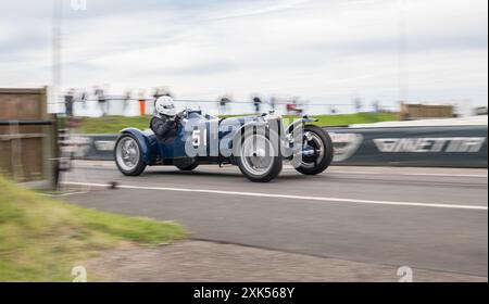 V.S.C.C. Blyton Speed Trials, Blyton Park, Blyton, Lincolnshire, England, UK. Juli 2024. Die Mitglieder des Vintage Sports Car Club (V.S.C.C.) nehmen an der fünften Runde der SpeedTrials-Meisterschaft auf dem Blyton Circuit Teil. Diese eintägige Veranstaltung mit Autos in Aktion, die bereits in den 10er Jahren und bis Ende der 30er Jahre für Sport- und Limousinenwagen hergestellt wurden und vom Austin 7, Frazer Nash, Riley bis hin zu 4,5 Liter Bentleys usw. reichen Diese Veranstaltung wird auf dem langen Kurs durchgeführt, besteht aus kurzen Geraden, schnellen und langsamen Kurven und einer atemberaubenden Haarnadelkurve, die die Fähigkeiten des Fahrers bis ans Limit unter Beweis stellt. Credi Stockfoto