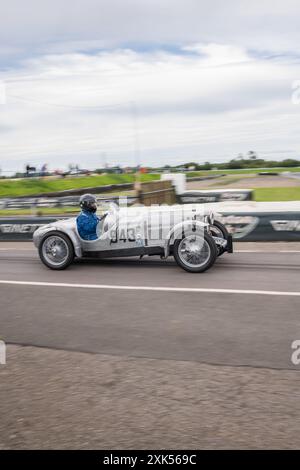 V.S.C.C. Blyton Speed Trials, Blyton Park, Blyton, Lincolnshire, England, UK. Juli 2024. Die Mitglieder des Vintage Sports Car Club (V.S.C.C.) nehmen an der fünften Runde der SpeedTrials-Meisterschaft auf dem Blyton Circuit Teil. Diese eintägige Veranstaltung mit Autos in Aktion, die bereits in den 10er Jahren und bis Ende der 30er Jahre für Sport- und Limousinenwagen hergestellt wurden und vom Austin 7, Frazer Nash, Riley bis hin zu 4,5 Liter Bentleys usw. reichen Diese Veranstaltung wird auf dem langen Kurs durchgeführt, besteht aus kurzen Geraden, schnellen und langsamen Kurven und einer atemberaubenden Haarnadelkurve, die die Fähigkeiten des Fahrers bis ans Limit unter Beweis stellt. Credi Stockfoto