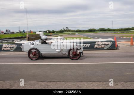 V.S.C.C. Blyton Speed Trials, Blyton Park, Blyton, Lincolnshire, England, UK. Juli 2024. Die Mitglieder des Vintage Sports Car Club (V.S.C.C.) nehmen an der fünften Runde der SpeedTrials-Meisterschaft auf dem Blyton Circuit Teil. Diese eintägige Veranstaltung mit Autos in Aktion, die bereits in den 10er Jahren und bis Ende der 30er Jahre für Sport- und Limousinenwagen hergestellt wurden und vom Austin 7, Frazer Nash, Riley bis hin zu 4,5 Liter Bentleys usw. reichen Diese Veranstaltung wird auf dem langen Kurs durchgeführt, besteht aus kurzen Geraden, schnellen und langsamen Kurven und einer atemberaubenden Haarnadelkurve, die die Fähigkeiten des Fahrers bis ans Limit unter Beweis stellt. Credi Stockfoto