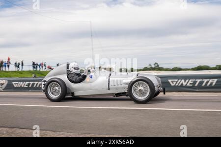 V.S.C.C. Blyton Speed Trials, Blyton Park, Blyton, Lincolnshire, England, UK. Juli 2024. Die Mitglieder des Vintage Sports Car Club (V.S.C.C.) nehmen an der fünften Runde der SpeedTrials-Meisterschaft auf dem Blyton Circuit Teil. Diese eintägige Veranstaltung mit Autos in Aktion, die bereits in den 10er Jahren und bis Ende der 30er Jahre für Sport- und Limousinenwagen hergestellt wurden und vom Austin 7, Frazer Nash, Riley bis hin zu 4,5 Liter Bentleys usw. reichen Diese Veranstaltung wird auf dem langen Kurs durchgeführt, besteht aus kurzen Geraden, schnellen und langsamen Kurven und einer atemberaubenden Haarnadelkurve, die die Fähigkeiten des Fahrers bis ans Limit unter Beweis stellt. Credi Stockfoto