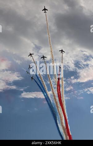 Die Patrouille de France während einer Flugschau, um die Stärke der französischen Luftwaffe zu demonstrieren Stockfoto