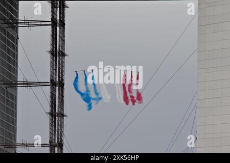 Die Patrouille de France während einer Flugschau, um die Stärke der französischen Luftwaffe zu demonstrieren Stockfoto