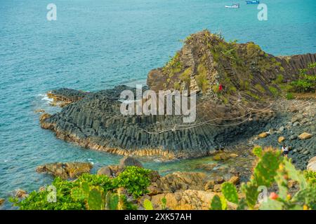 Blick auf das Ganh da Dia oder da Dia Reef ist ein Küstengebiet mit gleichmäßig ineinander greifenden Basaltfelssäulen entlang der Küste in Tuy an, Phu Yen Pr Stockfoto