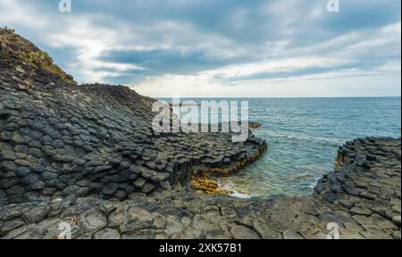 Blick auf das Ganh da Dia oder da Dia Reef ist ein Küstengebiet mit gleichmäßig ineinander greifenden Basaltfelssäulen entlang der Küste in Tuy an, Phu Yen Pr Stockfoto