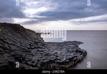 Blick auf das Ganh da Dia oder da Dia Reef ist ein Küstengebiet mit gleichmäßig ineinander greifenden Basaltfelssäulen entlang der Küste in Tuy an, Phu Yen Pr Stockfoto