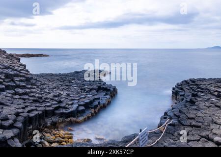 Blick auf das Ganh da Dia oder da Dia Reef ist ein Küstengebiet mit gleichmäßig ineinander greifenden Basaltfelssäulen entlang der Küste in Tuy an, Phu Yen Pr Stockfoto