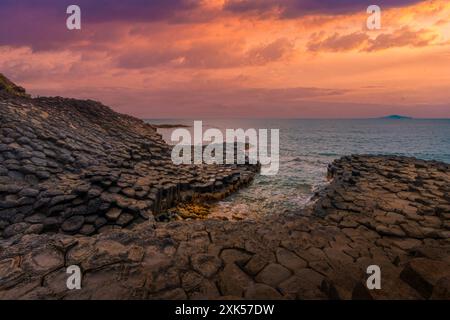 Blick auf das Ganh da Dia oder da Dia Reef ist ein Küstengebiet mit gleichmäßig ineinander greifenden Basaltfelssäulen entlang der Küste in Tuy an, Phu Yen Pr Stockfoto