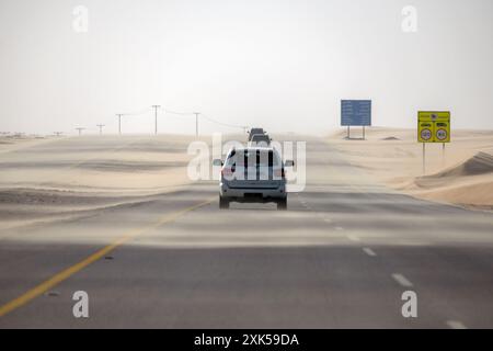 Sandsturm in der Wüstenstraße Saudi-Arabien Stockfoto