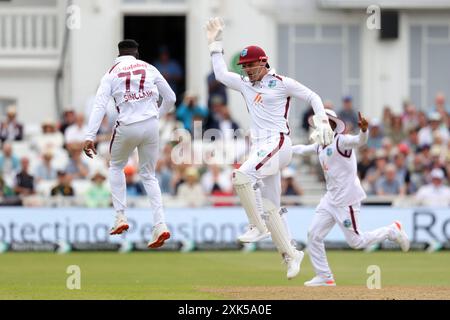 Nottingham, England. Juli 2024. Kevin Sinclair feiert, nachdem er den Englands Jamie Smith mit Joshua da Silva während des zweiten Testspiels der Männer am 4. Tag zwischen England und West Indies in der Trent Bridge entlassen hat. Quelle: Ben Whitley/Alamy Live News Stockfoto