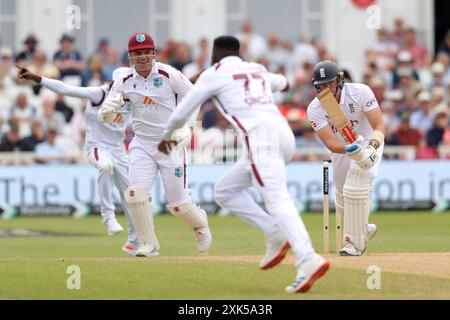 Nottingham, England. Juli 2024. Kevin Sinclair feiert, nachdem er den Englands Jamie Smith mit Joshua da Silva während des zweiten Testspiels der Männer am 4. Tag zwischen England und West Indies in der Trent Bridge entlassen hat. Quelle: Ben Whitley/Alamy Live News Stockfoto