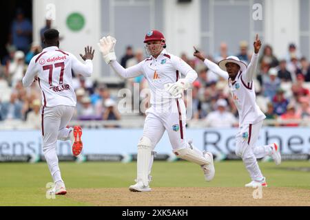 Nottingham, England. Juli 2024. Kevin Sinclair feiert, nachdem er den Englands Jamie Smith mit Joshua da Silva während des zweiten Testspiels der Männer am 4. Tag zwischen England und West Indies in der Trent Bridge entlassen hat. Quelle: Ben Whitley/Alamy Live News Stockfoto