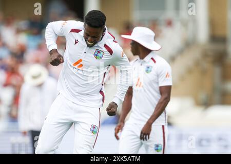 Nottingham, Großbritannien. Juli 2024. Kevin Sinclair feiert die Entlassung von Jamie Smith während des Spiels der Rothesay International Test Match Series zwischen England und West Indies in Trent Bridge, Nottingham, England am 21. Juli 2024. Foto von Stuart Leggett. Nur redaktionelle Verwendung, Lizenz für kommerzielle Nutzung erforderlich. Keine Verwendung bei Wetten, Spielen oder Publikationen eines einzelnen Clubs/einer Liga/eines Spielers. Quelle: UK Sports Pics Ltd/Alamy Live News Stockfoto