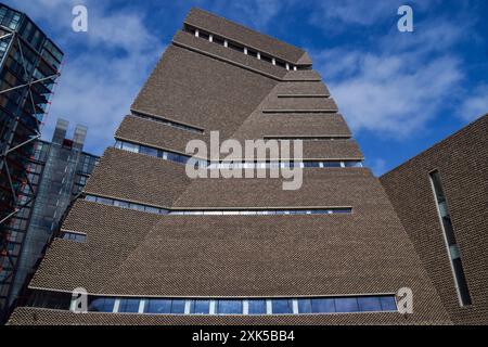 London, England, Großbritannien. Juli 2024. Allgemeiner Blick auf das Blavatnik-Gebäude bei Tate Modern. Demonstranten versammelten sich vor dem Blavatnik-Gebäude in Tate Modern, als der britische Milliardär Len Blavatnik beschuldigt wird, Fernsehsendungen auf Channel 13 News in Israel abgesagt zu haben, die Benjamin Netanjahu und Israels Krieg in Gaza kritisieren. (Kreditbild: © Vuk Valcic/ZUMA Press Wire) NUR REDAKTIONELLE VERWENDUNG! Nicht für kommerzielle ZWECKE! Quelle: ZUMA Press, Inc./Alamy Live News Stockfoto