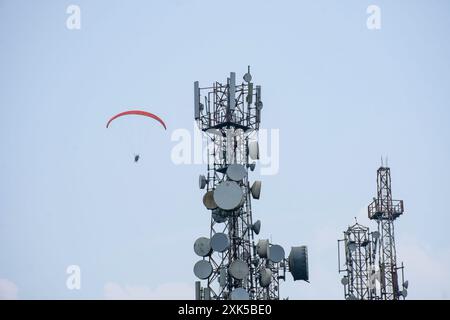 Gleitschirme fliegen um die Telekommunikationsantenne auf dem Berg, Delo, Kalimpong Stockfoto