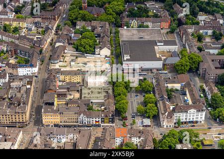 Luftbild, Duisburg-Nord, Einkaufszentrum mit Media Markt, Istanbul Supermarkt und Action am August-Bebel-Platz, Wohngebiet, hinten die evang. Kreuzeskirche Marxloh, Marxloh, Duisburg, Ruhrgebiet, Nordrhein-Westfalen, Deutschland ACHTUNGxMINDESTHONORARx60xEURO *** Luftansicht, Duisburg Nord, Einkaufszentrum mit Media Markt, Istanbul Supermarkt und Action am August Bebel Platz, Wohngebiet, im Hintergrund die evang Kreuzeskirche Marxloh, Marxloh, Duisburg, Ruhrgebiet, Nordrhein-Westfalen, Deutschland ACHTUNGxMINDESTHONORARx60xEURO Stockfoto