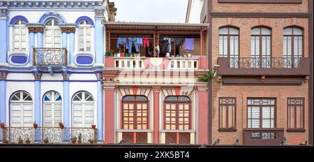 Straßenblick mit Fassaden alter Kolonialgebäude in Quito, Ecuador. Stockfoto