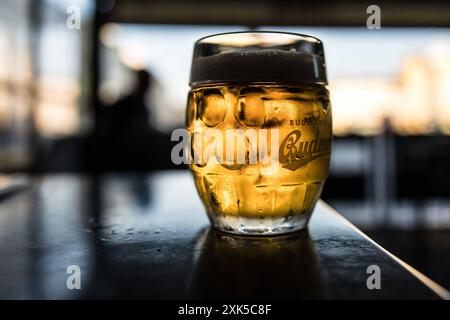 Ceske Budejovice am 15.07.2024 15. Juli 2024 Budweis Tschechische Republik *** Ceske Budejovice am 15. Juli 2024 Eine Tasse Budvar Bier fotografiert in Ceske Budejovice, am 15. Juli 2024 Budweis Tschechische Republik Copyright: XBEAUTIFULxSPORTS/OlafxRellischx Stockfoto