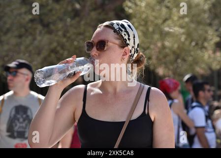 Längere Hitzewelle erreicht den Höhepunkt in Athen Ein Tourist trinkt Wasser, um sich abzukühlen, während er die Akropolis besucht, während eine längere Hitzewelle in Athen ihren Höhepunkt erreicht. Athen Griechenland Copyright: XNicolasxKoutsokostasxNicolasxKoutsokostasx DSC 202407210262 Stockfoto