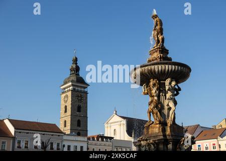 Ceske Budejovice am 15.07.2024 Namesti Premysla Otakara II. Mit Samonbrunnen rechts und schwarzem Turm im Hintergrund, links, bei Ceske Budejovice, am 15. Juli 2024 Budweis Tschechische Republik *** Ceske Budejovice am 15 07 2024 Namesti Premysla Otakara II mit Samonbrunnen rechts und schwarzem Turm im Hintergrund, links, bei Ceske Budejovice, am 15. Juli 2024 Budweis Tschechische Republik Copyright: xBEAUTIFULxSPORTS/OlafxRellischx Stockfoto