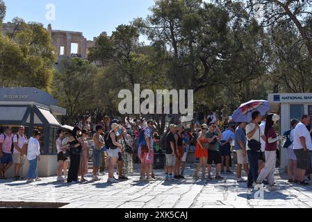 Längere Hitzewelle erreicht den Höhepunkt in Athen Touristen trotzen der intensiven Hitze und stehen in der Warteschlange, um die Akropolis zu betreten, während eine längere Hitzewelle den Gipfel in Athen erreicht. Athen Griechenland Copyright: XNicolasxKoutsokostasxNicolasxKoutsokostasx DSC 202407210216 Stockfoto