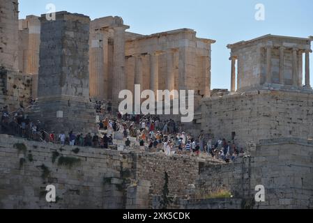 Längere Hitzewelle erreicht den Höhepunkt in Athen Touristen trotzen der intensiven Hitze und besuchen die Akropolis, während eine längere Hitzewelle in Athen ihren Höhepunkt erreicht. Athen Griechenland Copyright: XNicolasxKoutsokostasxNicolasxKoutsokostasx DSC 202407210391 Stockfoto