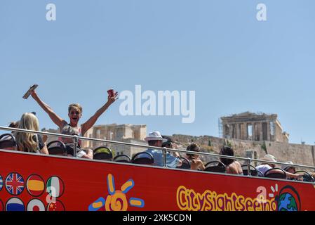 Längere Hitzewelle erreicht den Höhepunkt in Athen Touristen kommen mit einem Bus an der Akropolis an, während eine längere Hitzewelle den Höhepunkt in Athen erreicht. Athen Griechenland Copyright: XNicolasxKoutsokostasxNicolasxKoutsokostasx DSC 202407210622 Stockfoto