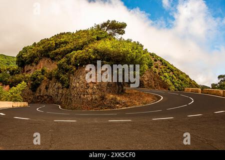 Scharfe Kurve auf dem Weg zum Vulkan Teide. Teneriffa Kanarische Inseln Spanien Stockfoto