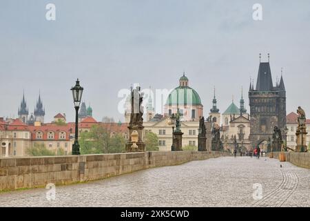 Weite, leere Straße auf der Karlsbrücke - Karlův am meisten über der Moldau, Prag am frühen Frühlingsmorgen Stockfoto