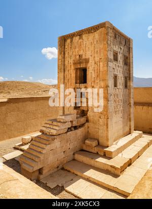 Blick auf den Kubus von Zoroaster (Ka’ba-ye Zartosht) auf blauem Himmel in Naqsh-e Rustam im Iran. Der alte Kalksteinturm. Stockfoto