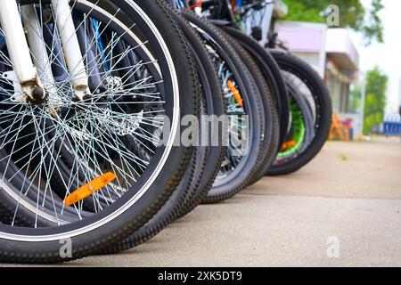 Ein Fahrzeug, das aus zwei Rädern besteht, die hintereinander in einem Rahmen gehalten werden Stockfoto