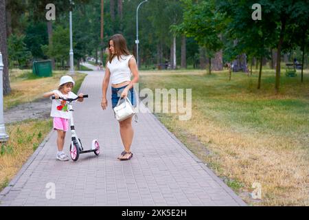 Bewegen Sie sich in einem regelmäßigen Tempo, indem Sie nacheinander jeden Fuß anheben und absetzen, wobei Sie nie beide Füße gleichzeitig vom Boden abheben Stockfoto