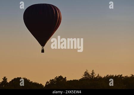 Libosovice, Tschechische Republik. Juli 2024. Ein Heißluftballon gleitet an einer Landschaft vorbei, während er sich auf die Landung bei Sonnenaufgang im Böhmischen Paradies bei Libosovice in Tschechien vorbereitet. (Kreditbild: © Slavek Ruta/ZUMA Press Wire) NUR REDAKTIONELLE VERWENDUNG! Nicht für kommerzielle ZWECKE! Stockfoto