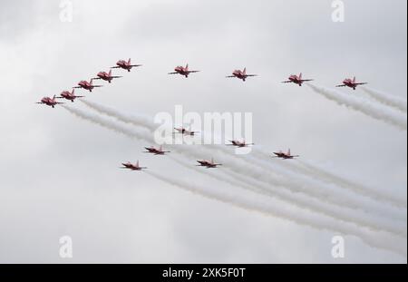 Das Red Arrows Display Team nimmt an einem Flug an der Seite von Mitgliedern des Patrouille Suisse Display Teams während des Royal International Air Tattoo (RIAT) im RAF Fairford, Gloucestershire, Teil. Bilddatum: Sonntag, 21. Juli 2024. Stockfoto
