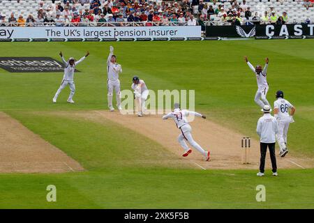 Nottingham, England. Juli 2024. Kevin Sinclair feiert, nachdem er den Englands Jamie Smith mit Joshua da Silva während des zweiten Testspiels der Männer am 4. Tag zwischen England und West Indies in der Trent Bridge entlassen hat. Quelle: Ben Whitley/Alamy Live News Stockfoto